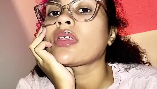 Halka açık banyoda gazlı kız onu tutmaya çalışıyor ama yüksek sesle osuruyor