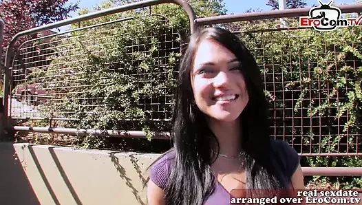 Sevimli sympatic İngiliz sıska esmer genç kız sokakta sikişiyor