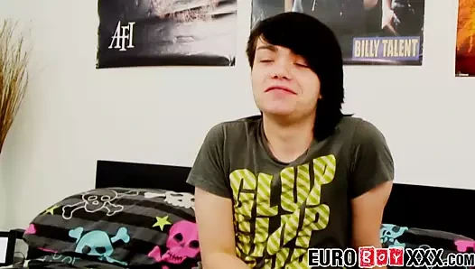 popo yerken twink oynar ile onun büyük kesilmemiş horoz solo