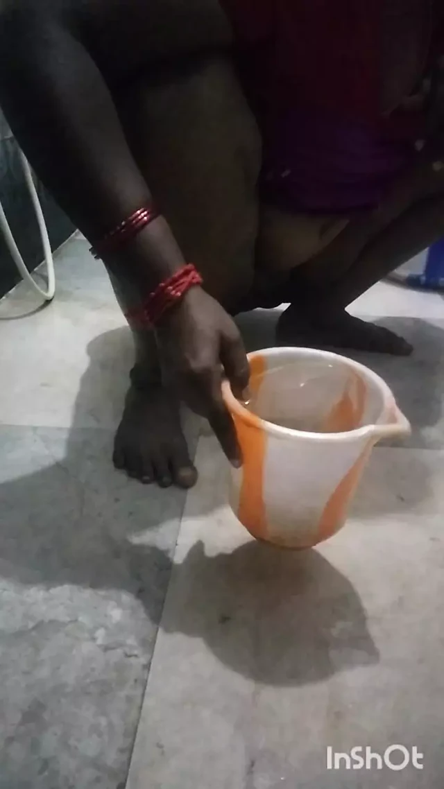 Tuvalette işiyor ateşli konuşuyor banyo videosu