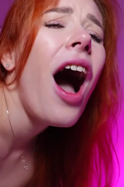 Neon ışıklı ev yapımı video: kızıl saçlı ateşli kız büyük yarağı içine alıyor ve dölleniyor