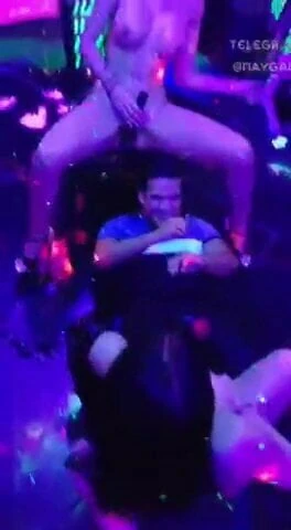 Adam bir gece kulübünde striptizci fışkırtıyor