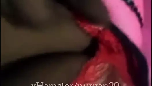 Özel görüşme sırasında bir çocuk için büyük göğüsler ve sutyen flaşı