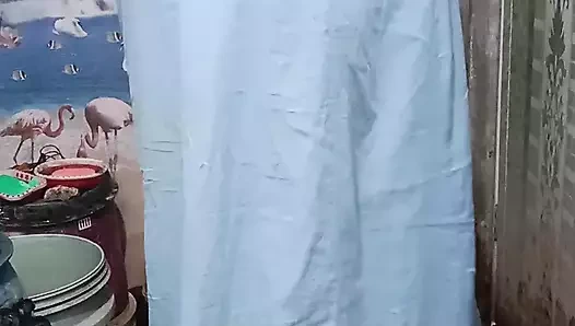 Tamil büyük memeli teyze banyoda çok güzel amını parmaklıyor ve büyük göğüslerini ve büyük götünü gösteriyor