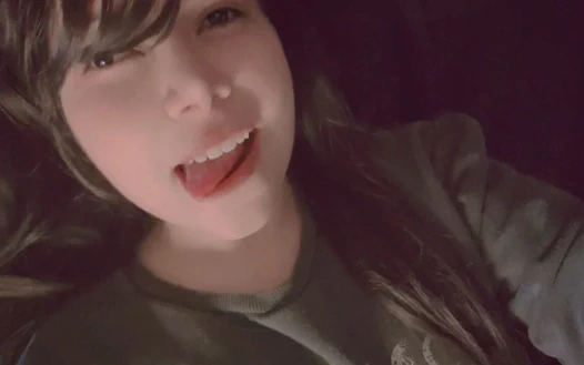 Gerçek amatör kız tatlı vücudunu gösteriyor ve mastürbasyon yapıyor