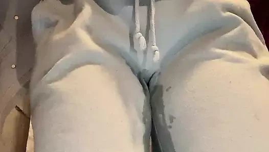 Yanlışlıkla tuvalete giderken kendime işedim, bu yüzden banyoya girdim ve pantolonuma işemeye devam ettim