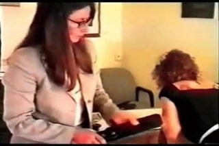 Hizmetçiye şaplak atın ve onu ağlatın