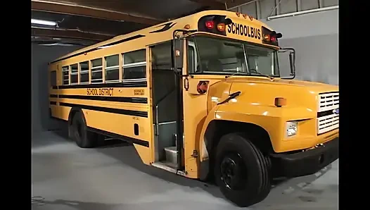 Jessy Summers'ın tatlı küçük amcığı büyük bir yarrağın sert bir şekilde becerilmesini sağladı