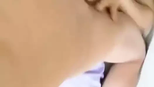 Tatlı küçük güzellik çük yemeyi sever