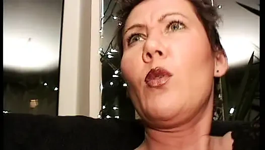 Edepsiz Alman sürtük solo sahnede amını tıraş ediyor