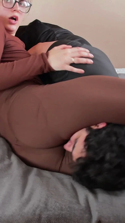 Vahşi üvey anne orgazm gıdıklama ve dryhump ve yüze oturma için üvey oğlunu kullanıyor