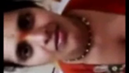 Desi yenge içinde kırmızı elbise boob press ve oral seks