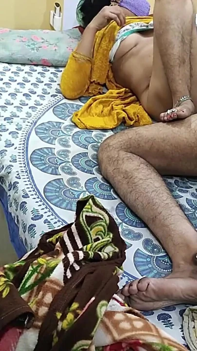 Hintli Kadın Saasu Maa yaramaz dammad ile sikiliyor, sasu maa sert sikiş için davet ediliyor | Klip 1