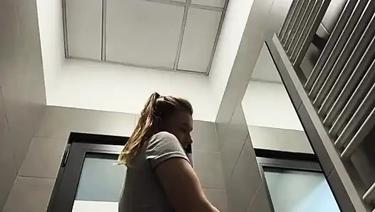 Amcığın içine boşalıyor. Herkesin içinde fışkırtıyor ve parmaklıyor