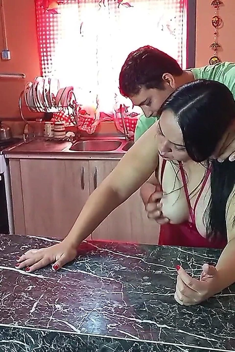 Ateşli üvey annem mutfakta yiyor - rea ayakta sikiliyor