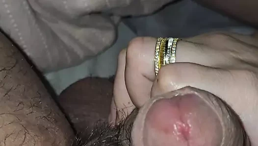 Üvey anne üvey oğlunun yarağını çıkardı ve sikini elle muameleyle neredeyse ağlatıyor