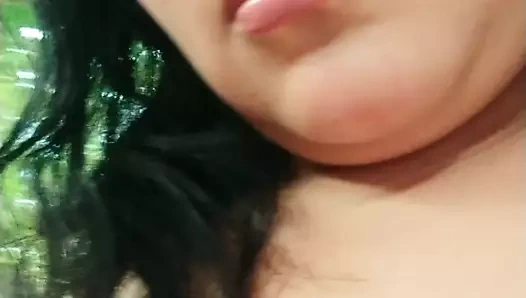 Evli aldatan fahişe mastürbasyon yaparken altın duşlar yapmayı ve işemeyi seviyor