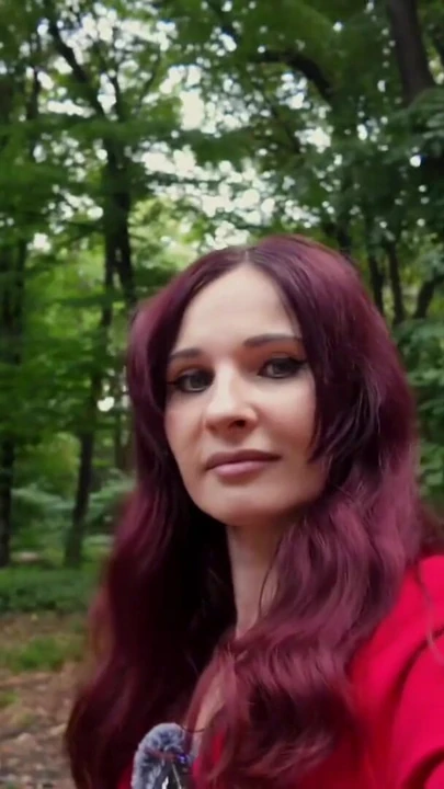 Ateşli orta yaşlı seksi kadın Jeny Smit ormanda açık havada anal dildoyla mastürbasyon yapıyor | Klip 1