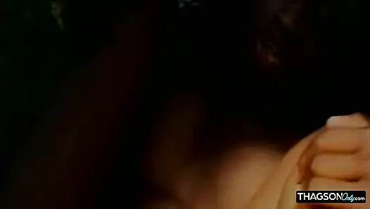 Zenci hatun açık havada büyük zenci yarağıyla genişliyor
