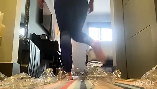 Dev kadın şehrin her yerinde osuruyor