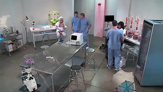 Breanne Benson ve Isis Love sikişerken büyük göğüslerini ekiyor