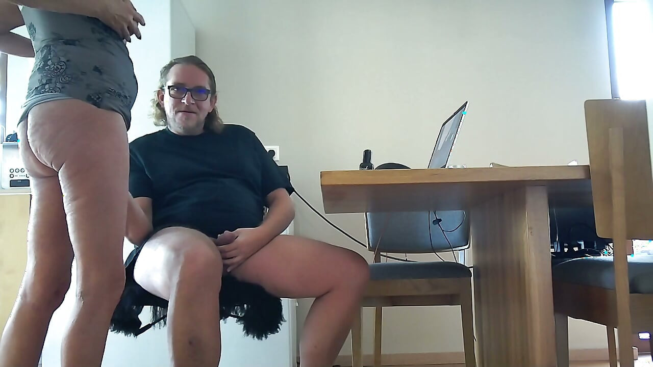 DirtyMilfTina Porno İzlerken Yakalandı