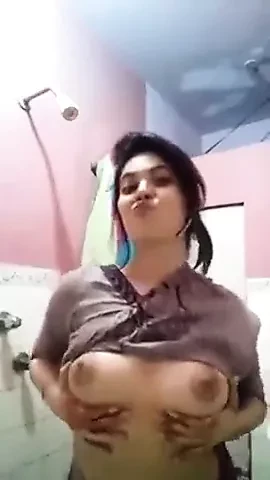 Индийская горячая девушка дези в вирусном обнаженном видео, она одна в ванной