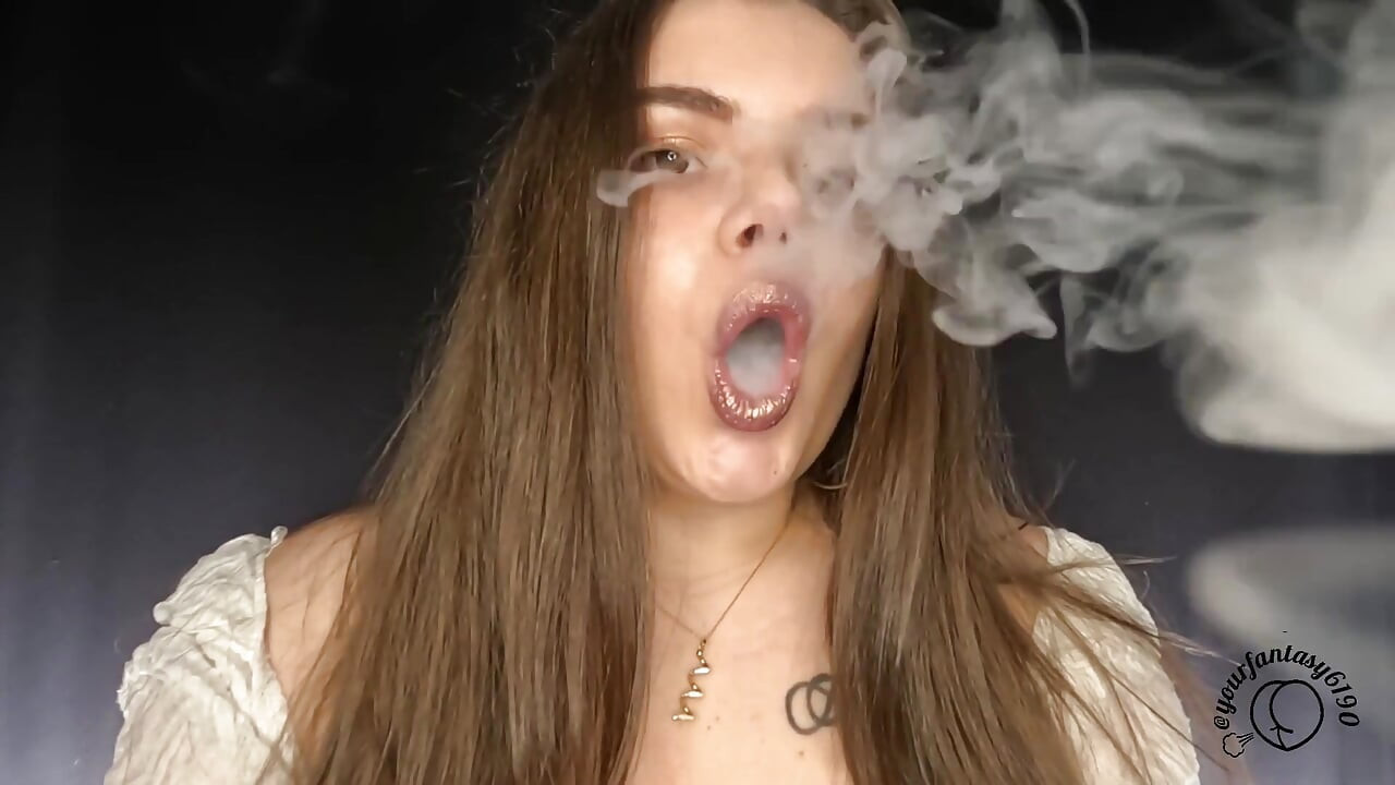 İri güzel kadın sigara içiyor ve altın ruj ile vapes