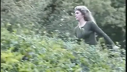 Büyük memeli sarışın götünü domaltarak sikiyor