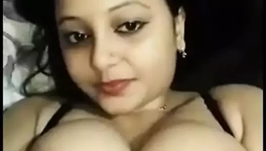 Kız erkek arkadaşına video veriyor