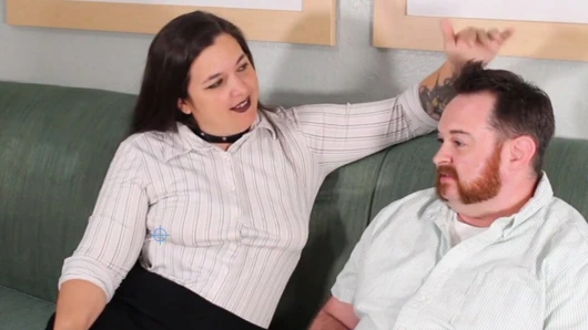 Büyük memeli kadınlar sikinin ne kadar küçük olduğuna inanamıyor!