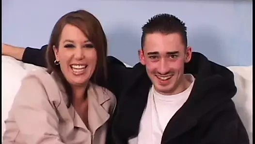 Kahverengi saçlı hatun kanepede bir adamın sıcak horoz sikikleri