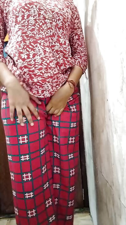 Seksi çıplak milf alır banyo ve güçlü bir orgazm için ona ıslak kedi mastürbasyon yapmak için duş başlığı kullanır