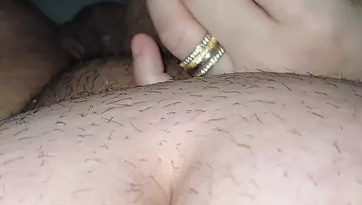 Üvey anne üvey oğlunun büyük ereksiyonünü gördü ve yarağını sıvazladı