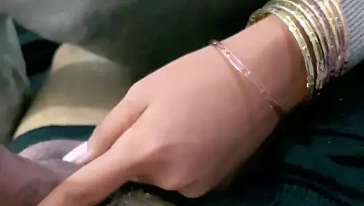 Hintli genç kız sakso çekiyor