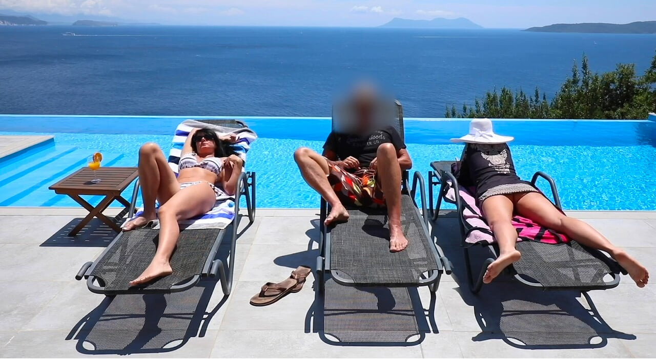 KAMU! Karısı onu tatmin edemiyor, bu yüzden beni otel havuzunun yanında sikiyor!