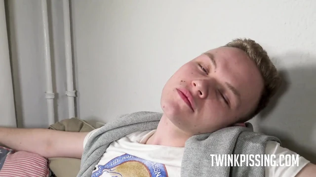 Ben (22) Twink Boy Getting Handjob and Pissing
