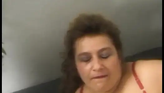 Olgun bayan dans etmeyi ve kıyafetlerini çıkarmayı seviyor