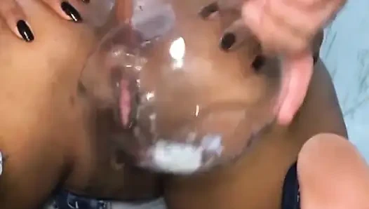 Derin gırtlaktaki üvey kız daha fazla döl yutuyor ve doğrudan götten işiyor