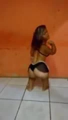 Kıçını sallayan cüce