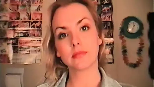 Güzel şişkin göğüsleri olan doğulu bir kız olan en iyi arkadaşım Alena'yı filme alıyorum ve onu kaydediyorum