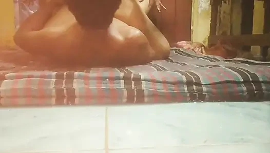 Üvey kız kardeşim yüzüme oturuyor ve işemeyi bitirdim tüm sidiğini yutıyorum