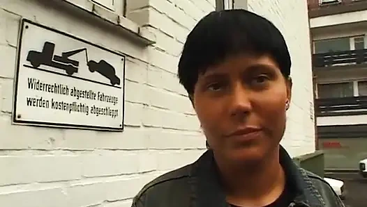 Esmer sürtük harika bir sakso çekmeden önce mastürbasyon yapıyor