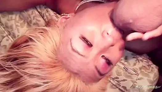 Çok ince ve son derece itaatkar bir kadın anal seks yapıyor ve daha sonra büyük miktarda boşalma aldı