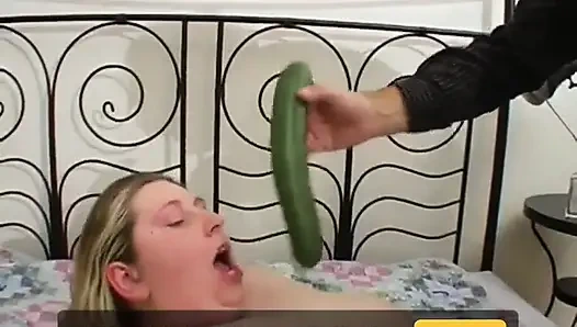 İri göğüslü olgun ve seksi kadın üçlü grup sekste sikiliyor