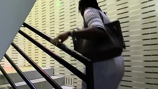 Banka ofisimden bir müşteri onu otelinde görmemi istiyor, gist'imiz vardı ve birlikte iyi vakit geçirdik