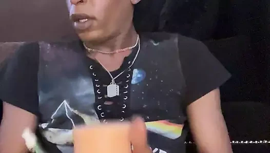 Zenci travesti ts tek başına büyük zenci yarağıyla mastürbasyon yapıyor