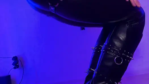 Bir kadının dudaklarının sigaranın etrafında kapanmasını izlemeyi seviyorsanız, bu videoyu çok seveceksiniz