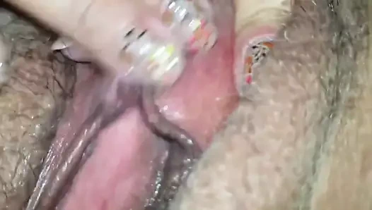 klitorisini çekiştirmek