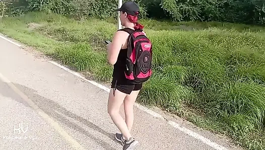 Sapık bana herkesin içinde penisini gösteriyor ve terk edilmiş bir binada denemeye karşı koyamadım